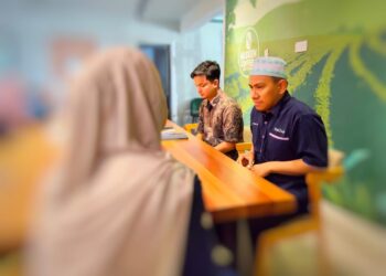 SEORANG ustazah (kiri) membuat permohonan maaf secara terbuka kepada BeDaie yang diwakili oleh Amar Mirza Abdul Kadir Jailani (kanan) atas fitnah yang mendakwa menipu pelajar serta memburukkan nama syarikat tersebut. - UTUSAN/ROSMIZAN RESDI