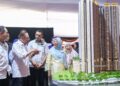 ANWAR Ibrahim (dua dari kiri) ketika melihat replika Residensi Aman Lumayan pada Majlis Pecah Tanah Residensi Aman Lumayan di Bandar Sri Permaisuri, Kuala Lumpur, semalam. – UTUSAN/ISKANDAR ISHAK