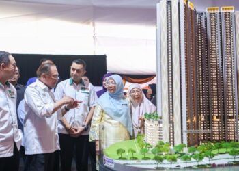 ANWAR Ibrahim (dua dari kiri) ketika melihat replika Residensi Aman Lumayan pada Majlis Pecah Tanah Residensi Aman Lumayan di Bandar Sri Permaisuri, Kuala Lumpur, semalam. – UTUSAN/ISKANDAR ISHAK