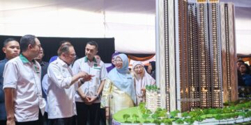 ANWAR Ibrahim (dua dari kiri) ketika melihat replika Residensi Aman Lumayan pada Majlis Pecah Tanah Residensi Aman Lumayan di Bandar Sri Permaisuri, Kuala Lumpur, semalam. – UTUSAN/ISKANDAR ISHAK