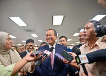 AHMAD Samsuri Mokhtar (tengah) bercakap kepada pemberita selepas Majlis Pelancaran Dasar Pembangunan Rumah Mampu Milik (RMM) Secara Penswastaan Negeri Terengganu di Wisma Darul Iman, Kuala Terengganu, Terengganu. - UTUSAN/PUQTRA HAIRRY