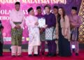 SAARANI Mohamad menyampaikan anugerah pencapaian SPM kepada Nicholas Way Yu Yang dari SMK Methodist Sitiawan pada Perhimpunan Bulanan, Majlis Apresiasi SPM, STPM dan STAM 2024 serta peluncuran Propulih Perak Sejahtera Tahun 2025 di Ipoh hari ini. - UTUSAN/MUHAMAD NAZREEN SYAH MUSTHAFA