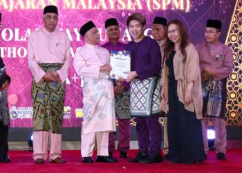 SAARANI Mohamad menyampaikan anugerah pencapaian SPM kepada Nicholas Way Yu Yang dari SMK Methodist Sitiawan pada Perhimpunan Bulanan, Majlis Apresiasi SPM, STPM dan STAM 2024 serta peluncuran Propulih Perak Sejahtera Tahun 2025 di Ipoh hari ini. - UTUSAN/MUHAMAD NAZREEN SYAH MUSTHAFA