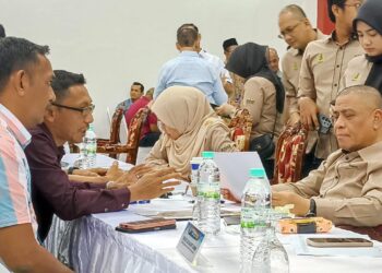 SAARANI Mohamad meneliti aduan rakyat pada Program Mesra Hari Bertemu Pelanggan Kerajaan Negeri Perak di Dewan Majlis Perbandaran Teluk Intan (MPTI) Langkap, Teluk Intan hari ini. - UTUSAN