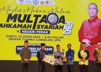 SAARANI Mohamad menyampaikan piala kepada pemenang Program Multaqa' Mahkamah Syariah Negeri Perak (MuM'S 2025) di UPSI di Tanjung Malim semalam. - UTUSAN