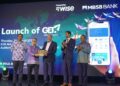 PENGERUSI MBSB Investment Bank, Datuk Wan Kamaruzaman Wan Ahmad (dua dari kiri) menyampaikan cenderahati kepada Menteri Digital, Gobind Singh Deo (kanan)  pada Global Easy Transfer (GET) di Petaling Jaya, semalam.