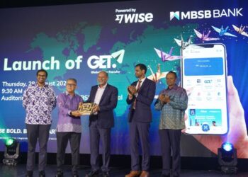 PENGERUSI MBSB Investment Bank, Datuk Wan Kamaruzaman Wan Ahmad (dua dari kiri) menyampaikan cenderahati kepada Menteri Digital, Gobind Singh Deo (kanan)  pada Global Easy Transfer (GET) di Petaling Jaya, semalam.