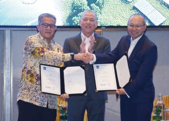 FADILLAH Yusof (tengah) menyaksikan pertukaran dokumen Pengerusi Kumpulan MBSB, Datuk Wan Kamaruzaman Wan Ahmad (kiri) dengan Pengerusi Cypark Resources Berhad, Tan Sri Abdul Wahid Omar (kanan) pada majlis Memacu Peralihan Tenaga Hijau anjuran MBSB di M Resort & Hotel Kuala Lumpur di sini, semalam. - UTUSAN/FAUZI BAHARUDIN