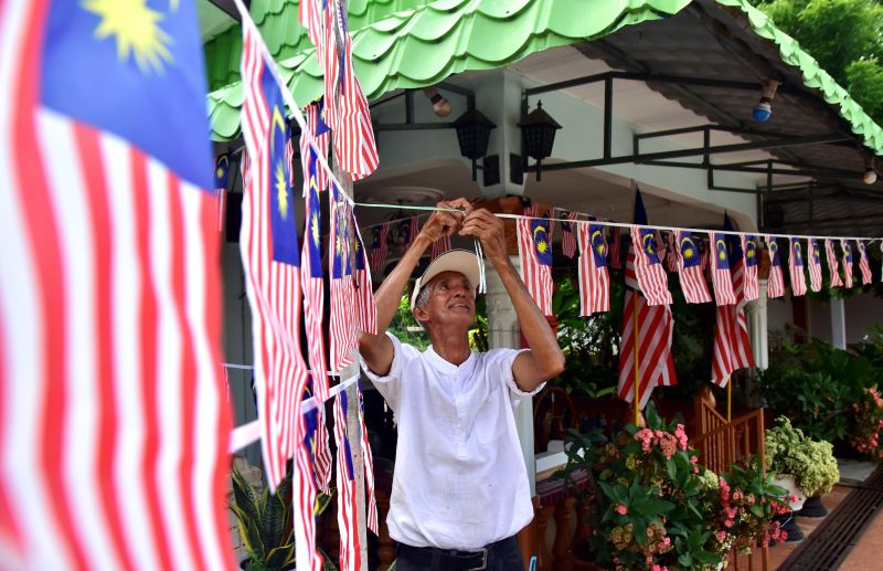 Pesara kerajaan hiasi 200 Jalur Gemilang di halaman rumah