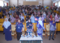 KALSOM Noordin mengetuai hadirin mengibar Jalur Gemilang pada Seminar Kependudukan Negeri Melaka sempena Sambutan Hari Penduduk Sedunia 2025 di UTeM, Durian Tunggal, Melaka. - UTUSAN/AMRAN MULUP