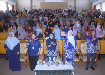 KALSOM Noordin mengetuai hadirin mengibar Jalur Gemilang pada Seminar Kependudukan Negeri Melaka sempena Sambutan Hari Penduduk Sedunia 2025 di UTeM, Durian Tunggal, Melaka. - UTUSAN/AMRAN MULUP
