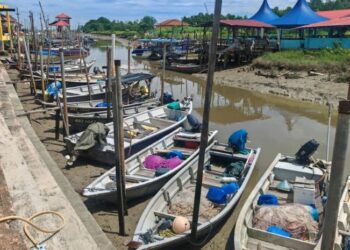 MELAKA bakal menilai semula pewartaan kawasan larangan di perairan Pulau Besar selepas menerima keluhan berterusan daripada komuniti nelayan tempatan yang mendakwa ruang menangkap ikan mereka semakin sempit. - UTUSAN /AMRAN ALI