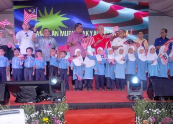 AHMAD Zahid Hamidi hadir merasmikan Program Tabika Tunas Istimewa@Kemas di Tabika Kemas Kampung Air Hitam Pantai, Tanjung Bidara, Melaka. - UTUSAN/AMRAN MULUP