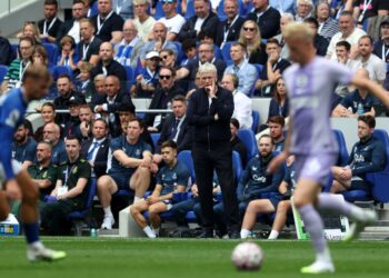 Pengurus Everton, David Moyes (tengah) memberi reaksi semasa perlawanan bola sepak Liga Perdana Inggeris (EPL) antara Everton dan Brighton di Stadium Hill Dickinson, Liverpool, semalam. - AFP