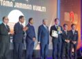 Prof Ir. Dr. Khairul Salleh Mohamed Sahari (tiga dari kanan) menerima trofi dan sijil Anugerah Utama Jaminan Kualiti 2025 yang disampaikan oleh Timbalan Perdana Menteri, Datuk Seri Dr. Ahmad Zahid Hamidi (tengah).