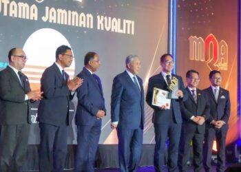 Prof Ir. Dr. Khairul Salleh Mohamed Sahari (tiga dari kanan) menerima trofi dan sijil Anugerah Utama Jaminan Kualiti 2025 yang disampaikan oleh Timbalan Perdana Menteri, Datuk Seri Dr. Ahmad Zahid Hamidi (tengah).