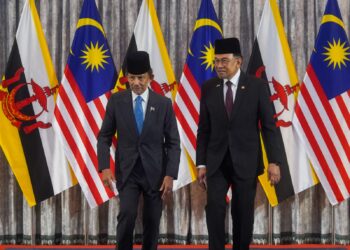 SULTAN Hassanal Bolkiah dan Anwar Ibrahim selepas selesai menyaksikan pertukaran MoU di Kompleks Seri Perdana, Putrajaya. - UTUSAN/FAISOL MUSTAFA