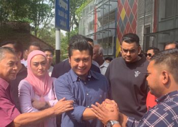 MUHAMMAD Hilman Idham tiba Ibu Pejabat Polis Bukit Aman bagi memberikan keterangan berhubung ucapannya pada Malam Solidariti Tolak Akta Hasutan, 29 Julai lalu, hari ini. - UTUSAN/HANAFI ZULKEFLI