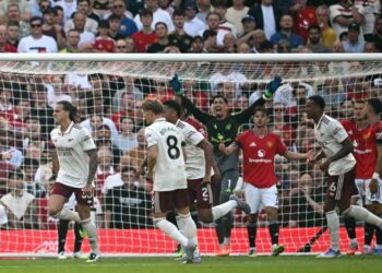 Pemain pertahanan Arsenal, Riccardo Calafiori (dua dari kiri) meraikan jaringan gol menentang Manchester United dalam aksi Liga Perdana Inggeris minggu lalu. - AFP