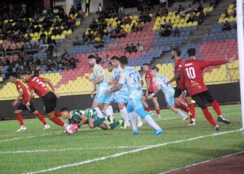 PENJAGA Gol Penang FC, Mohd. Khairul Azhan Mohd. Khalid berjaya menangkap bola ketika berlaku pergelutan di depan pintu gol pada perlawanan Liga Super di Stadium Hang Jebat, Melaka. UTUSAN/AMRAN MULUP
