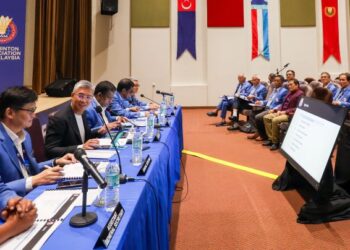 Tengku Zafrul Tengku Abdul Aziz mempengerusikan Mesyuarat Ahli Majlis Persatuan Badminton Malaysia (BAM) di Akademi Badminton Malaysia, Bukit Kiara, semalam. - MINGGUAN/MUHAMAD IQBAL ROSLI