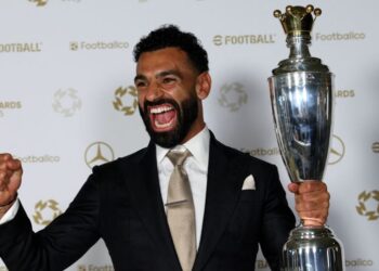 Mohamed Salah menerima Anugerah Pemain Lelaki Terbaik Tahunan Persatuan Pemain Bolasepak Profesional (PFA) di Manchester, semalam. - AFP
