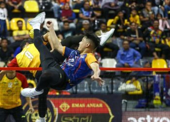 Perejam Negeri Sembilan Antlers, Muhammad Hafizul Hayazi melibas bola ke arah lawan dalam aksi liga tempatan sebelum ini. - UTUSAN