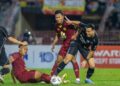 PETRAHANAN Selangor FC, Quentin Cheng diasak pertahanan Negeri Sembilan pada aksi Liga Super di Stadium Tuanku Abdul Rahman, Paroi di sini malam ini.-IHSAN MFL