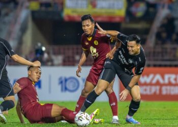 PETRAHANAN Selangor FC, Quentin Cheng diasak pertahanan Negeri Sembilan pada aksi Liga Super di Stadium Tuanku Abdul Rahman, Paroi di sini malam ini.-IHSAN MFL