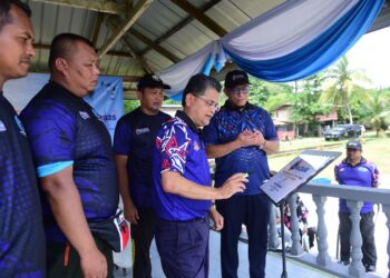 MOHD. Zaki Mat Amin ketika merasmikan Karnival Angkat Madani di Setiu, Terengganu, baru-baru ini.