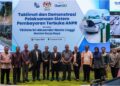 ALEXANDER Nanta Linggi bergambar bersama pengurusan PLUS selepas menghadiri taklimat dan demonstrasi pelaksanaan Sistem Pembayaran Terbuka Identifikasi Nombor Plat Automatik di Subang, semalam. – UTUSAN/M. FIRDAUS M. JOHARI