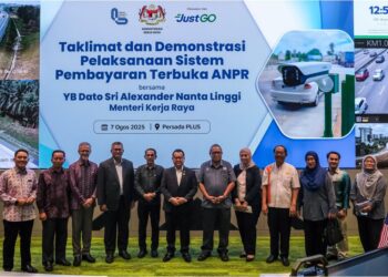 ALEXANDER Nanta Linggi bergambar bersama pengurusan PLUS selepas menghadiri taklimat dan demonstrasi pelaksanaan Sistem Pembayaran Terbuka Identifikasi Nombor Plat Automatik di Subang, semalam. – UTUSAN/M. FIRDAUS M. JOHARI
