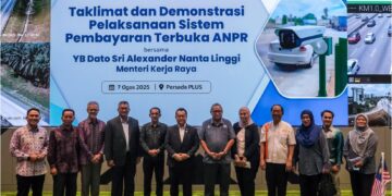 ALEXANDER Nanta Linggi bergambar bersama pengurusan PLUS selepas menghadiri taklimat dan demonstrasi pelaksanaan Sistem Pembayaran Terbuka Identifikasi Nombor Plat Automatik di Subang, semalam. – UTUSAN/M. FIRDAUS M. JOHARI