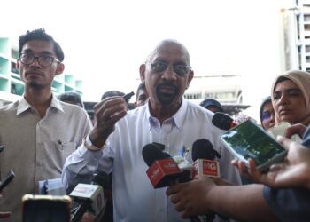 NARAN Singh menunjukkan 'pendrive' sebagai bahan bukti yang akan diserahkan kepada pihak polis ketika sidang media proses bedah siasat Allahyarham Syamsul Haris Shamsudin di jalankan di Institut Perubatan Forensik Negara (IPFN), Hospital Kuala Lumpur. Turut bersama Ibu Allahyarham Syamsul Haris Shamsudin, Ummu Haiman Bee Daulatgun (kanan). - UTUSAN/AFIQ RAZALI