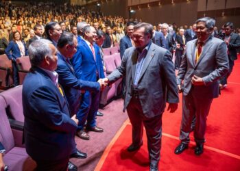 AMIR Hamzah Azizan (dua dari kanan) hadir pada majlis perasmian National Tax Conference 2025 di Pusat Konvensyen Kuala Lumpur, semalam. - UTUSAN/SADDAM YUSOFF