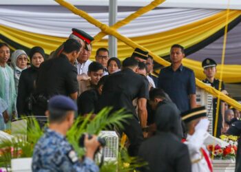 ANGGOTA pasukan keselamatan menahan seorang wanita yang cuba menghampiri Sultan Nazrin Muizzuddih Shah di pentas utama semasa sambutan Hari Kebangsaan Peringkat Negeri Perak di Ipoh hari ini. - UTUSAN/MUHAMAD NAZREEN SYAH MUSTHAFA