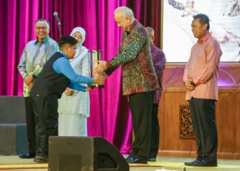 SULTAN Nazrin Muizzuddin Shah menyampaikan hadiah  kepada Muhammad Ikram Rizky Ikram dari SK Belanja yang muncul pemenang Pidato Bahasa Inggeris Sekolah Rendah pada Program Menyemai Semangat Kesetiaan Kepada Raja dan Negara sempena Sambutan Bulan Kemerdekaan 2025 di Ipoh semalam. - UTUSAN/MUHAMAD NAZREEN SYAH MUSTHAFA