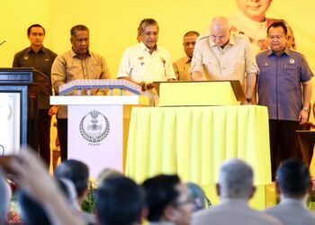 SULTAN Nazrin Muizzuddin Shah merasmikan Jambatan Sultan Muzzaffar Shah di Dataran Manong di Kuala Kangsar hari ini. - UTUSAN/MUHAMAD NAZREEN SYAH MUSTHAFA