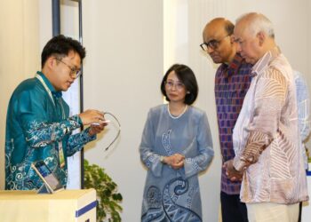SULTAN Nazrin Muizzuddin Shah melawat pameran pada Simposium Akademik 2025 Bersama Universiti Malaya (UM) dan Universiti Kebangsaan Singapura (NUS) di Ipoh hari ini. - UTUSAN/MUHAMAD NAZREEN SYAH MUSTHAFA
