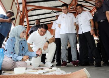 NGA KOR MING (dua dari kiri) ketika meninjau projek Pasar Lama Taiping sempena Program Sentuhan Kasih KPKT 3.0 2025 di Taiping hari ini. - UTUSAN