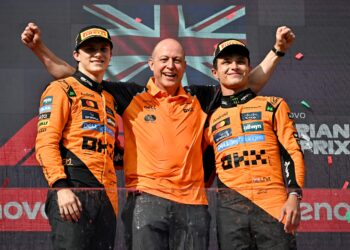 LANDO Norris (kiri) bersama rakan sepasukannya, Oscar Piastri (kanan). - AFP