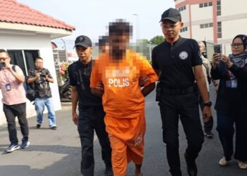 SEORANG lelaki yang didakwa membunuh anaknya sendiri dikenakan reman selama tujuh hari oleh Mahkamah Majistret Bahau, Jempol hari ini. - UTUSAN/NOR AINNA HAMZAH