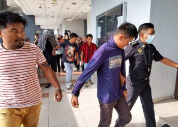 SEORANG pekerja kopitiam warga tempatan dan empat lelaki warga Myanmar dibawa ke Mahkamah Sesyen Serembab hari ini bagi didakwa atas pertuduhan memiliki barang kawalan LPG secara haram. - UTUSAN/MOHD. SHAHJEHAN MAAMIN