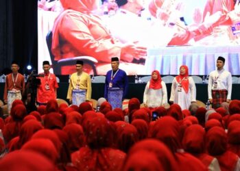 MOHAMAD Hasan (tengah) pada merasmikan Mesyuarat Wanita, Pergerakan Pemuda dan Puteri UMNO Bahagian Rembau di Seremban, hari ini.