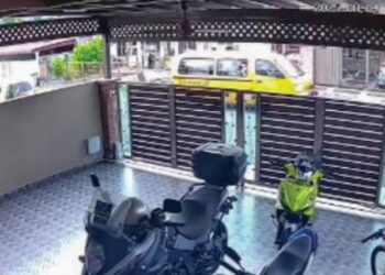 TANGKAP layar insiden membabitkan seorang kanak-kanak dilanggar van sekolah yang dinaikinya di Taman Mantau Indah 3, Seremban, Negeri Sembilan Isnin lalu.