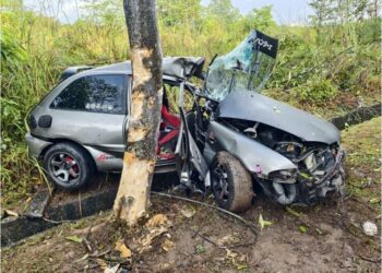 KEADAAN kereta Proton Satria dipandu Kamaruzaman Kussin selepas terbabas dan melanggar pokok di Kilometer 76 Jalan Johor Bahru - Ayer Hitam, pagi ini.