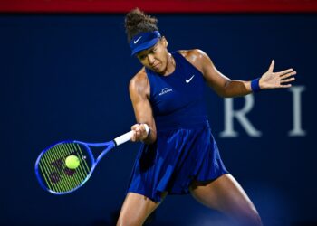 Naomi Osaka dari Jepun bermain pukulan depan menentang Elina Svitolina dari Ukraine semasa perlawanan suku akhir perseorangan wanita pada Terbuka Kanada di Stadium IGA, hari ini. - AFP