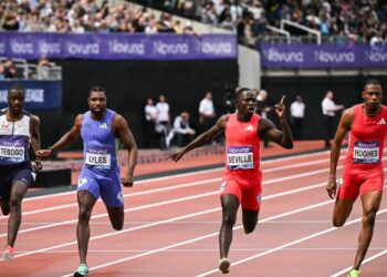 Oblique Seville (dua dari kanan) tiba di garisan penamat manakala tempat kedua pelari Amerika Syarikat, Noah Lyles (dua dari kiri) dan tempat ketiga, Zharnel Hughes dari Britain dalam acara akhir 100 meter Liga Berlian IAAF di Laussane, semalam. - AFP