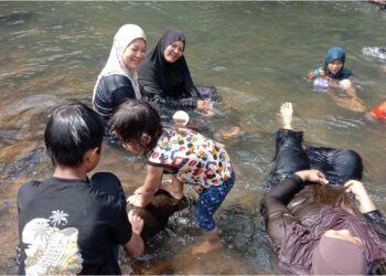 LUBUK Yu, Kuala Sentul di Maran, Pahang menjadi lokasi pilihan menyejukkan badan ekoran cuaca panas yang melanda negara.