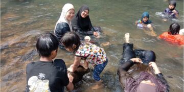 LUBUK Yu, Kuala Sentul di Maran, Pahang menjadi lokasi pilihan menyejukkan badan ekoran cuaca panas yang melanda negara.